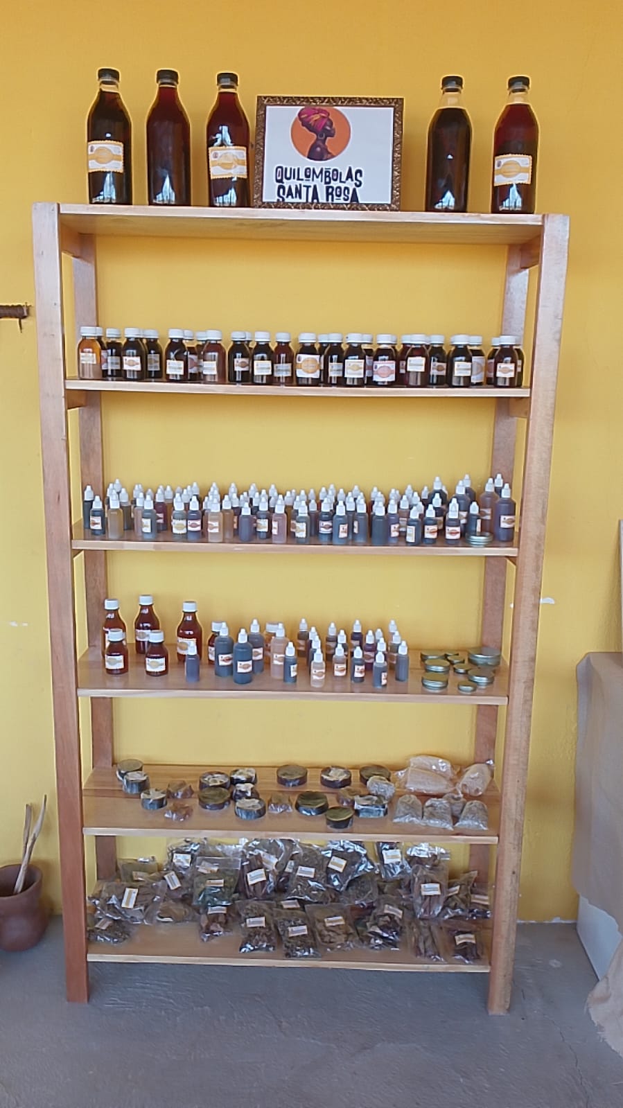 Estante da Farmácia Viva com garrafadas e extratos