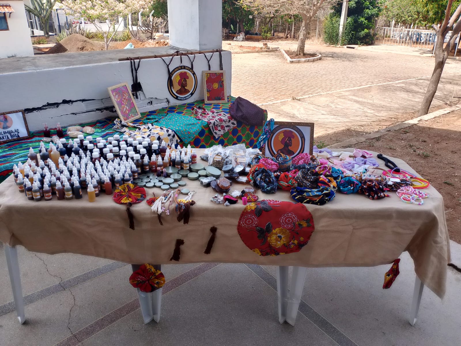 Mesa de exposição com produtos artesanais e medicinais