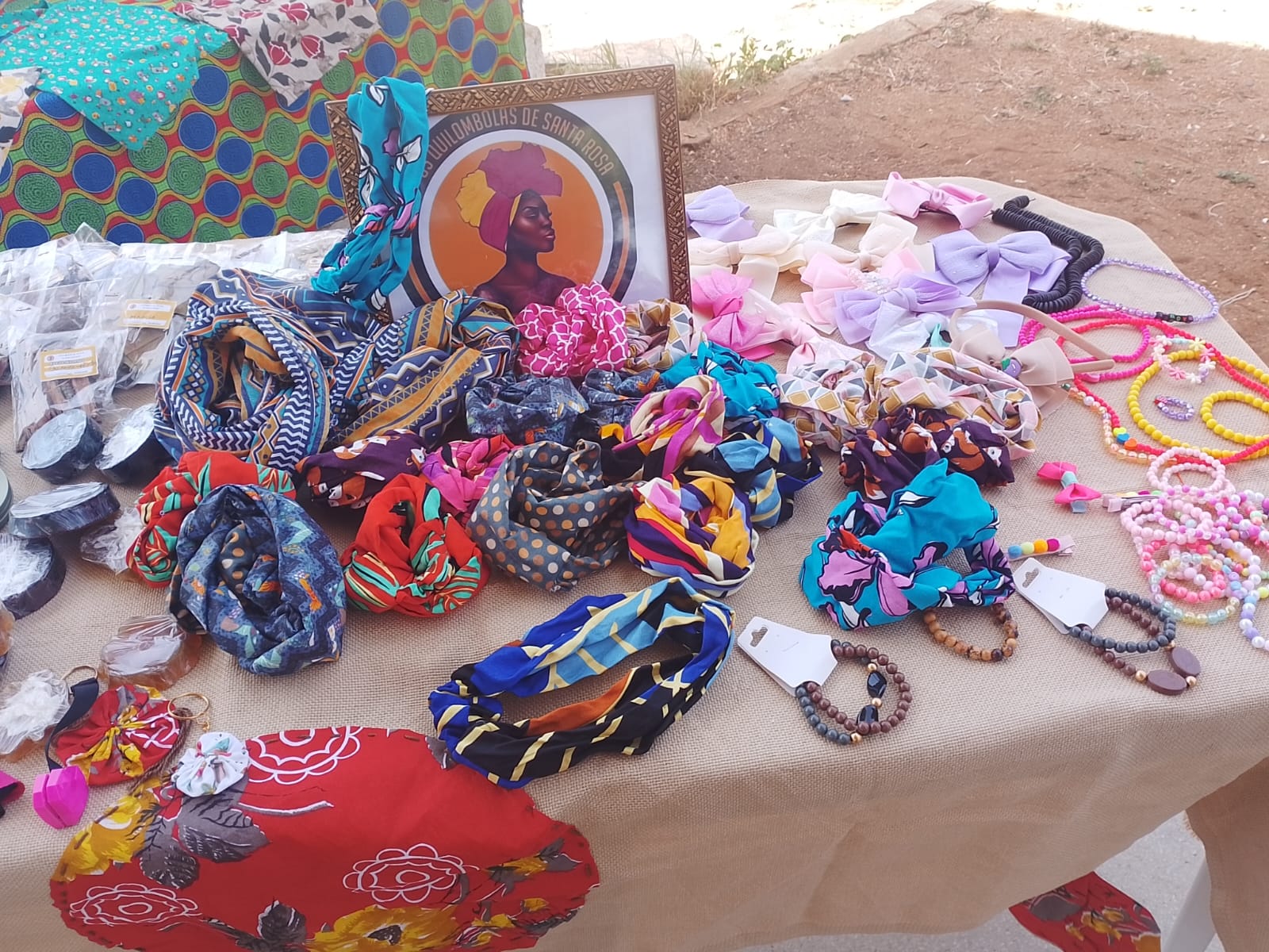 Banca de acessórios artesanais coloridos na feira