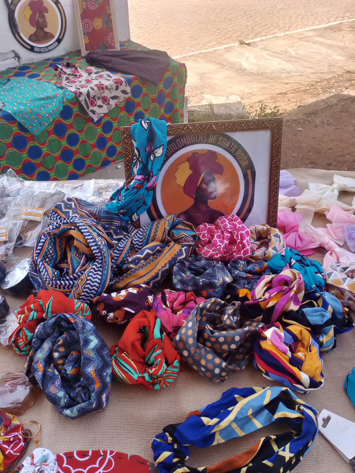 Banca de artesanato com tiaras e tecidos coloridos