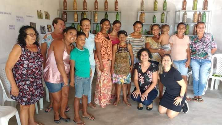 Grupo de mulheres do quilombo na produção artesanal