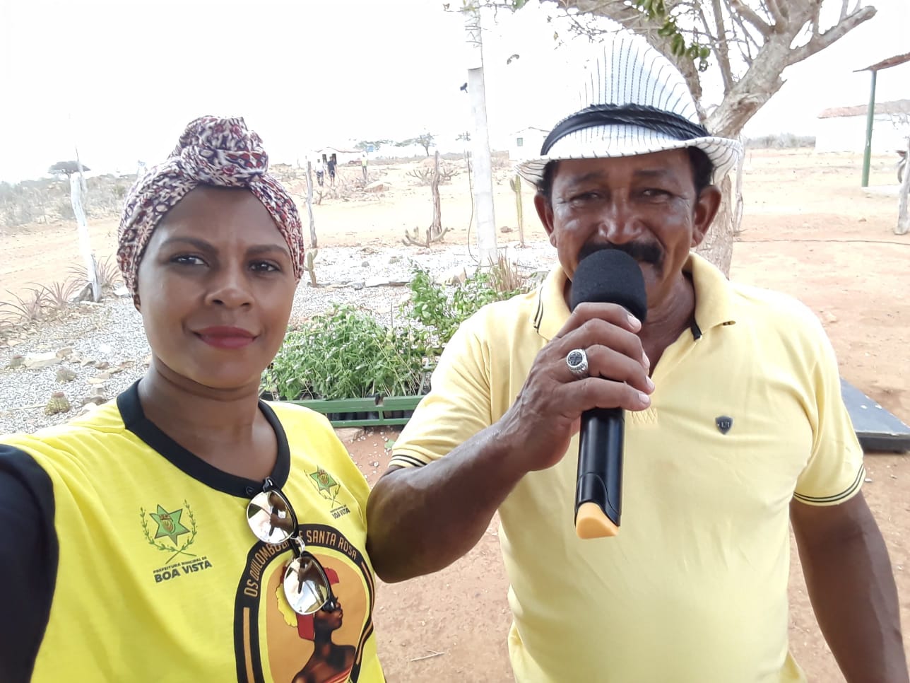 Liderança quilombola em entrevista no campo